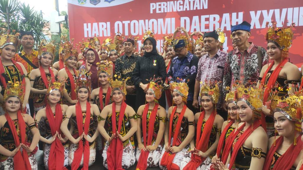 Para Pelajar SMP Negeri 1 Cluring Menjadi Bagian dari Tim Penari pada Peringatan Hari Otonomi Daerah XXVIII di&nbsp;Surabaya