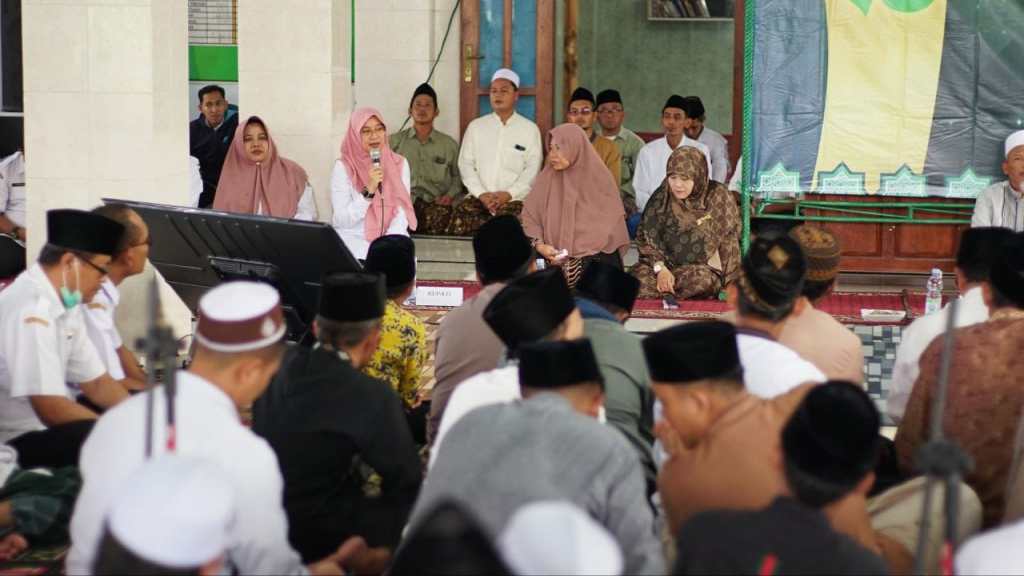 Hadiri Haul KH. Abdul Manan Muncar, Bupati Ipuk: Perkuat&nbsp;Pendidikan