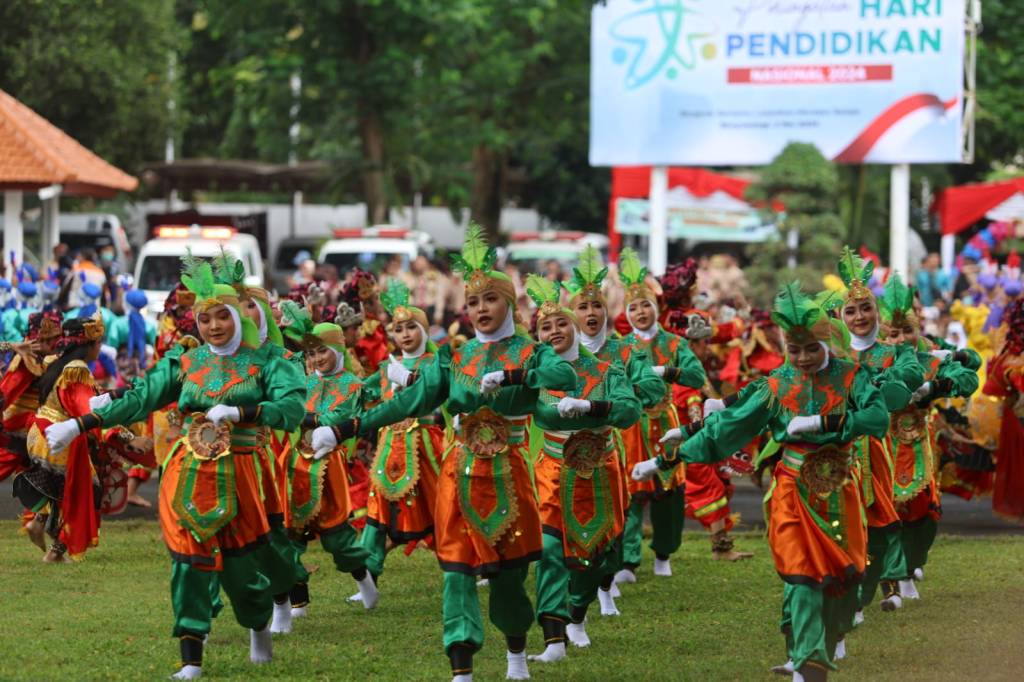Hari Pendidikan Nasional, Pemkab Banyuwangi Tampilkan Kreativitas Pelajar Mulai Karya Ilmiah Hingga Kreasi&nbsp;Seni