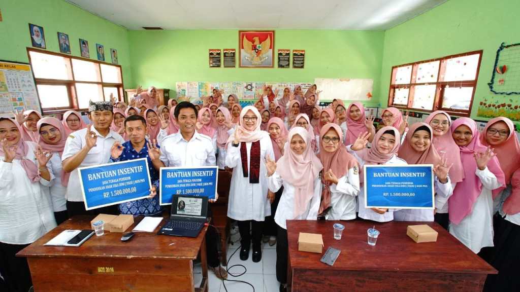 Bupati Ipuk Salurkan Insentif Rp. 7,2 Miliar bagi 1.200 Guru&nbsp;PAUD