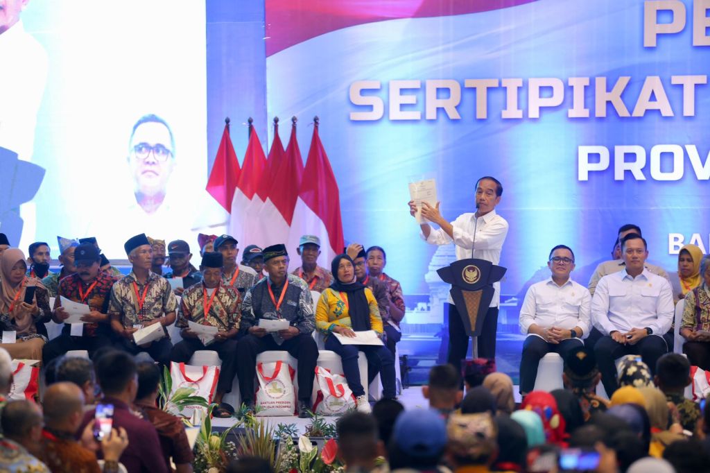 Serahkan 10.000 Sertipikat Tanah Elektronik TORA, Presiden Jokowi: Banyuwangi Terbesar di&nbsp;Indonesia