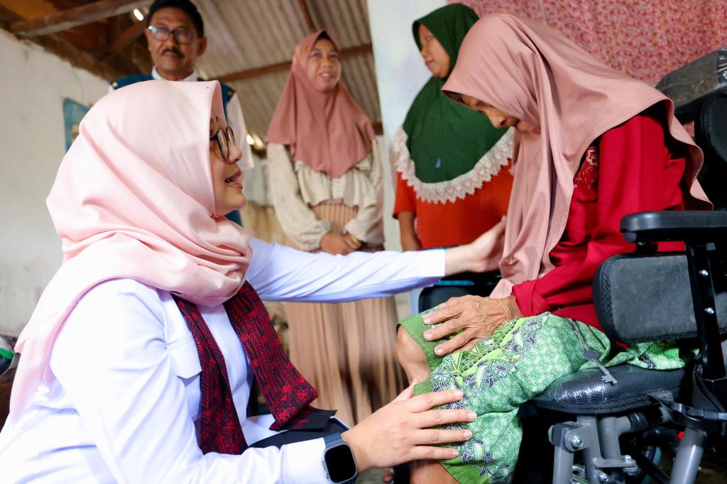 Ngantor di Desa Kaki Gunung Raung, Bupati Ipuk Optimalkan Potensi Pertanian Hingga Cek Layanan Kesehatan Warga