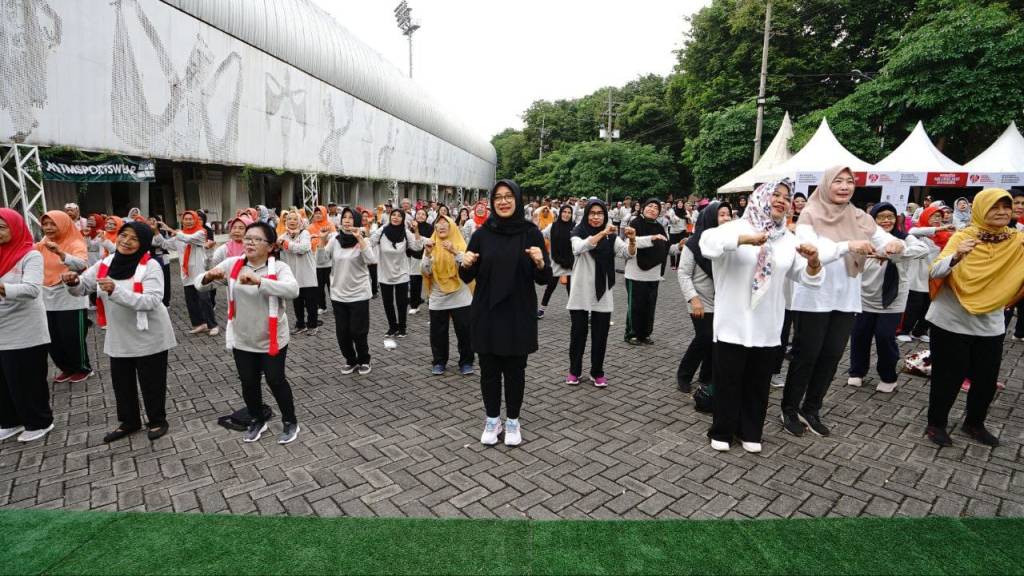 Peringati Hari Lanjut Usia Nasional, Bupati Ipuk Senam Bareng Para&nbsp;Lansia