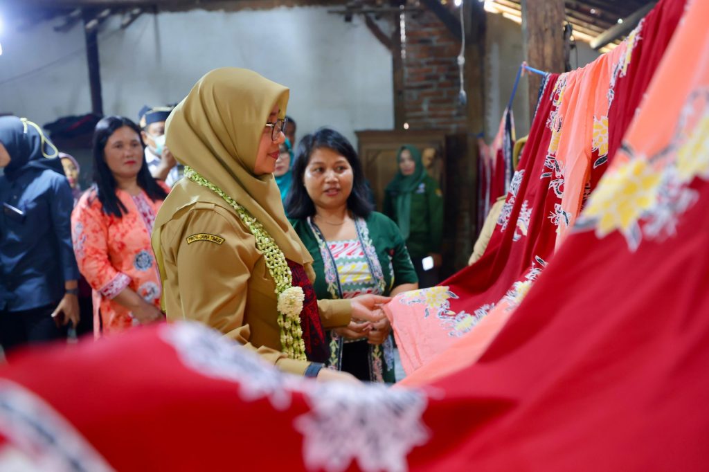 Dipesan Banyak Vihara, Batik Kinnara Kinnari Banyuwangi yang Sarat Nilai&nbsp;Budhis