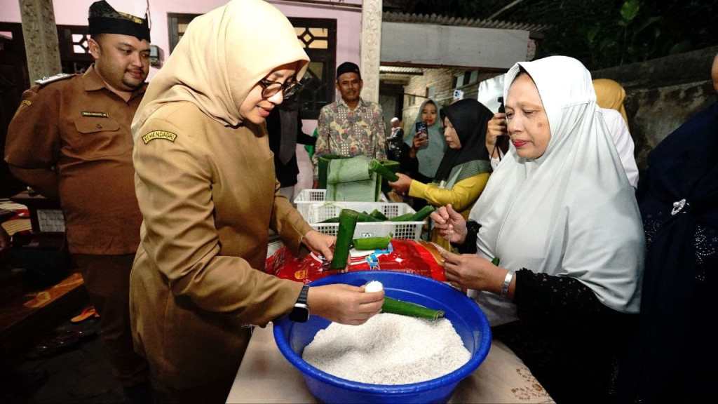 Melihat Sentra Produksi Ribuan Lontong Industri Rumahan Warga Desa&nbsp;Banyuwangi