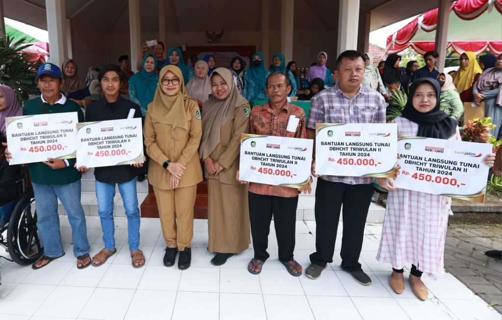 Salurkan BLT DBHCT Rp4,4 M ke 2.450 KPM, Bupati Ipuk: Semoga&nbsp;Berkah