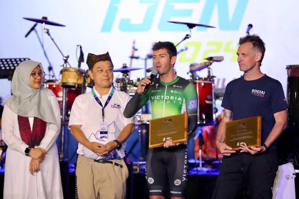 Selalu Ikut Sejak Pertama Kali Tour De Banyuwangi Ijen Digelar, Dua Pembalap Mendapat Penghargaan&nbsp;Khusus