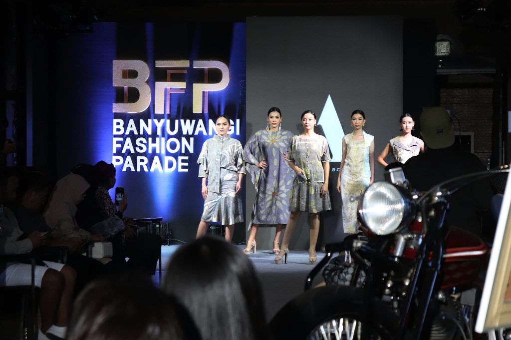 Busana Ecoprint hingga Trend Fashion Muslim Tampil Cantik di Banyuwangi Fashion Parade 2024