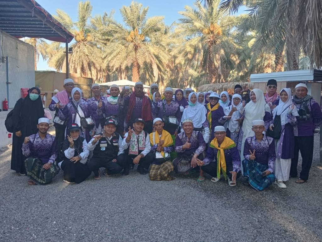 Jamaah Haji Banyuwangi Menikmati Petik Kurma Muda dari Pohon&nbsp;Langsung