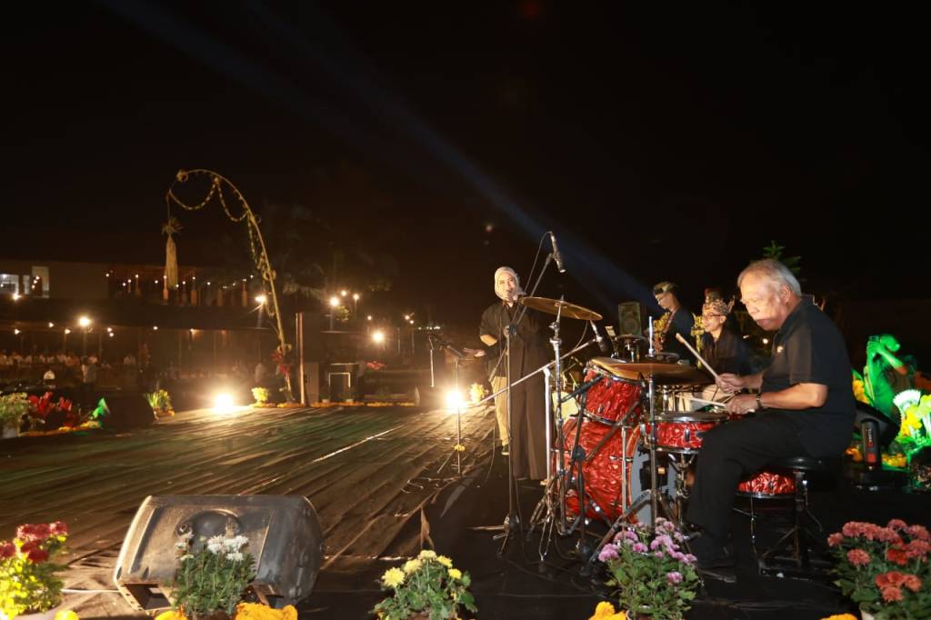 Ke Agrowisata Tamansuruh, Menteri Basuki Nge-drum dan Menyanyi untuk&nbsp;Banyuwangi