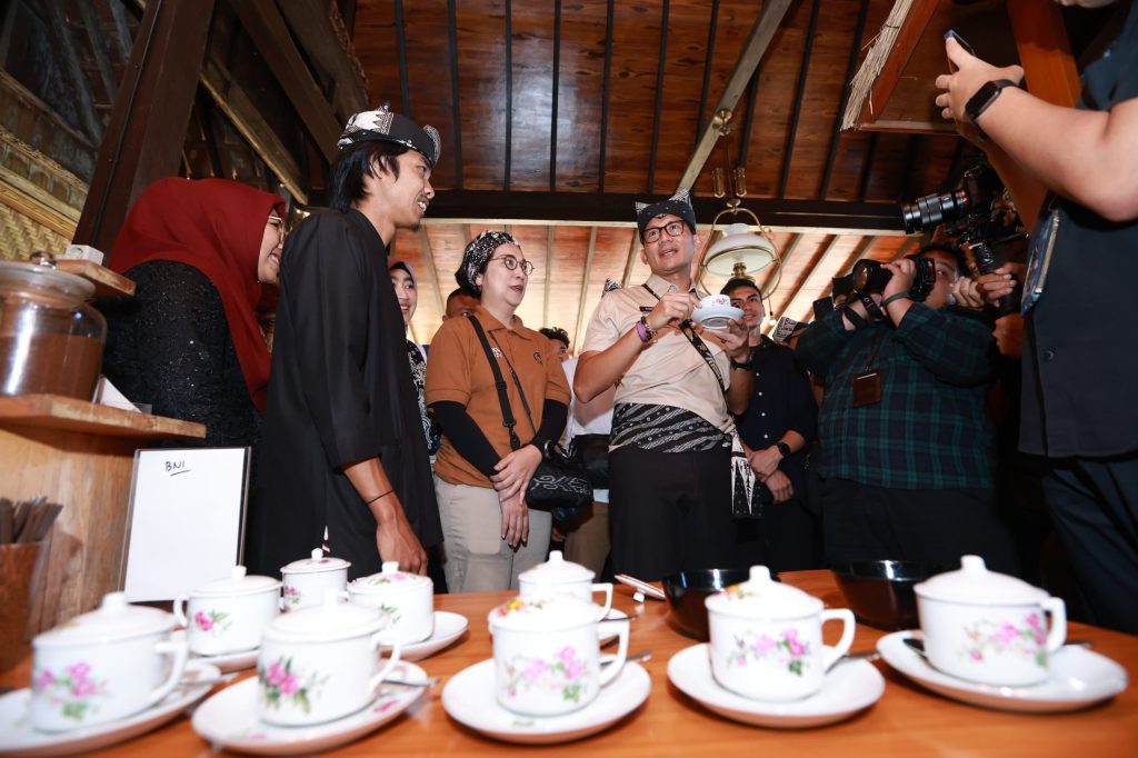 Kunjungi Desa Wisata Adat Kemiren Banyuwangi, Menteri Sandiaga: Pengalaman World Class&nbsp;Tourism