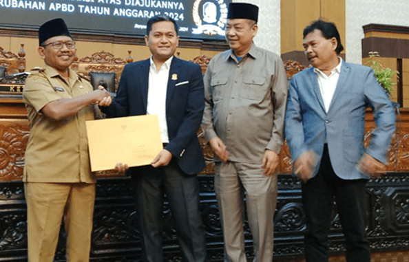 Paripurna DPRD Banyuwangi setelah Menerima Masukan oleh Fraksi-fraksi terhadap Perubahan APBD dan Jawaban dari Eksekutif