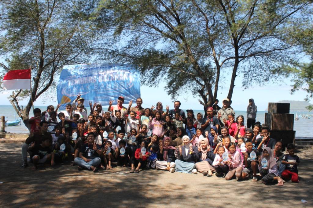 Tim Pengabdian LP2M UNEJ, RBI, dan PuNel Muncar Gelar Festival Tembang Dolanan Anak Bahari