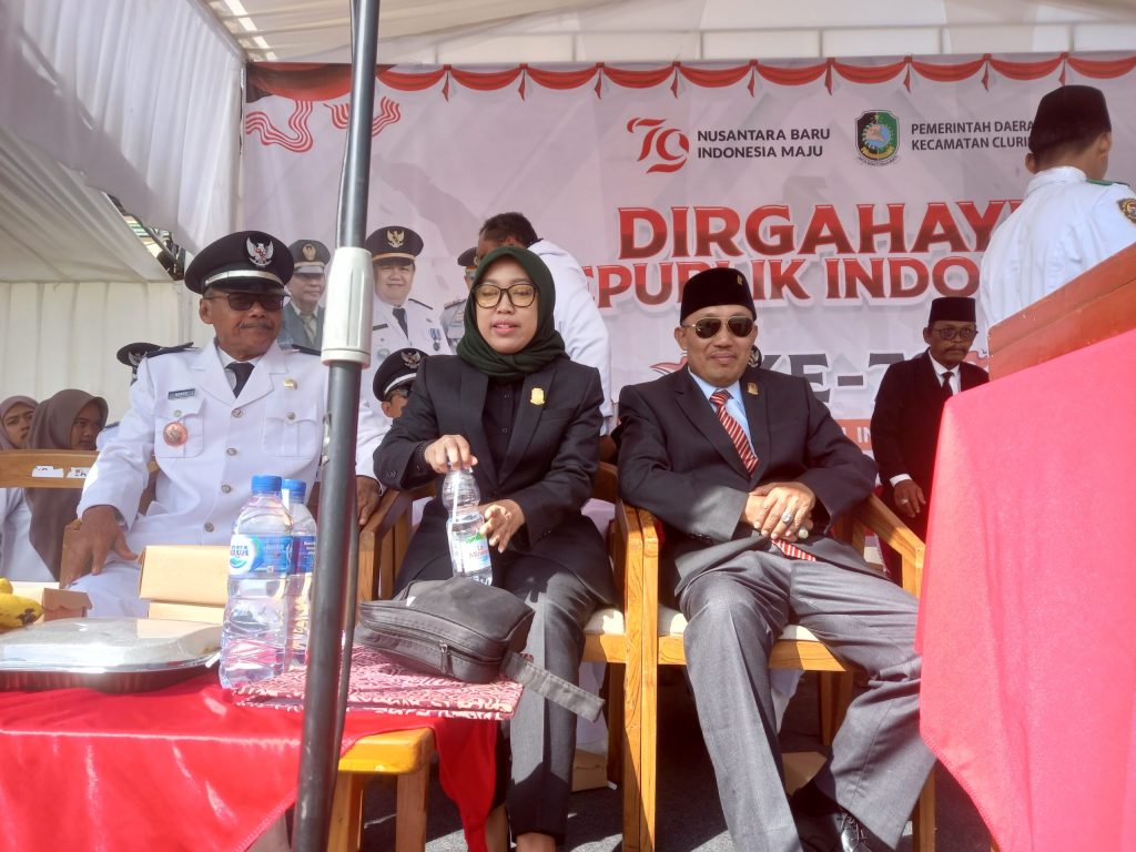 Hadi Widodo dan Inayati Kusumasari Anggota DPRD dari Dapil 5 Ikuti Upacara di Lapangan Kecamatan Cluring