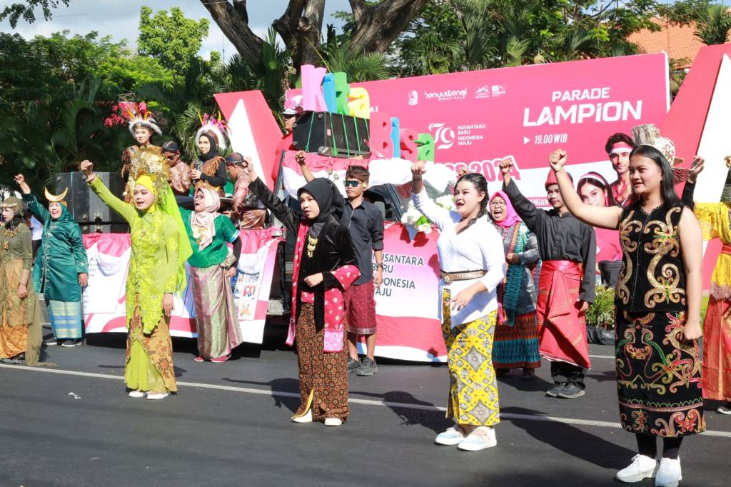 Ribuan Anak Muda Banyuwangi Berbusana Etnik Nusantara Ramaikan Karnaval Kemerdekaan