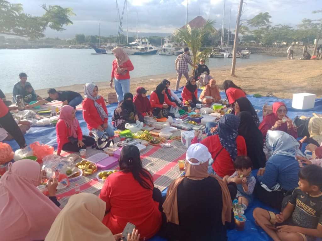 Ibu-Ibu PKK Perumahan Villa Brawijaya Kebalenan Tasyakuran HUT RI Ke- 79 Di Pantai Boom Marina Banyuwangi