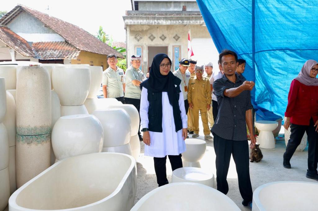 Di Desa Banyuwangi ada Rumah Produksi Furnitur dari Limbah Plastik Berkualitas&nbsp;Ekspor